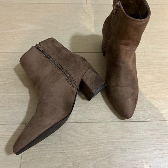 Steve Madden Taupe Suede Ankle Boots , Size 36 (5.5) - Picture 2 of 3